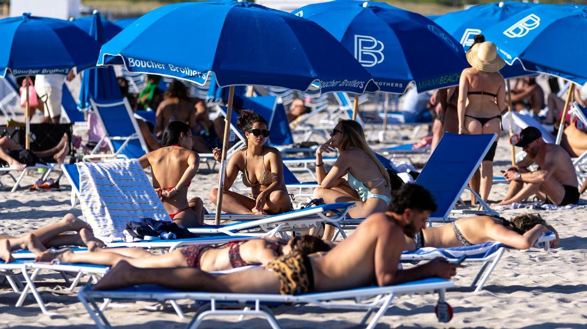 La gente descansa en South Beach durante vacaciones en Miami Beach, Florida, el sábado, 25 de marzo de 2023.