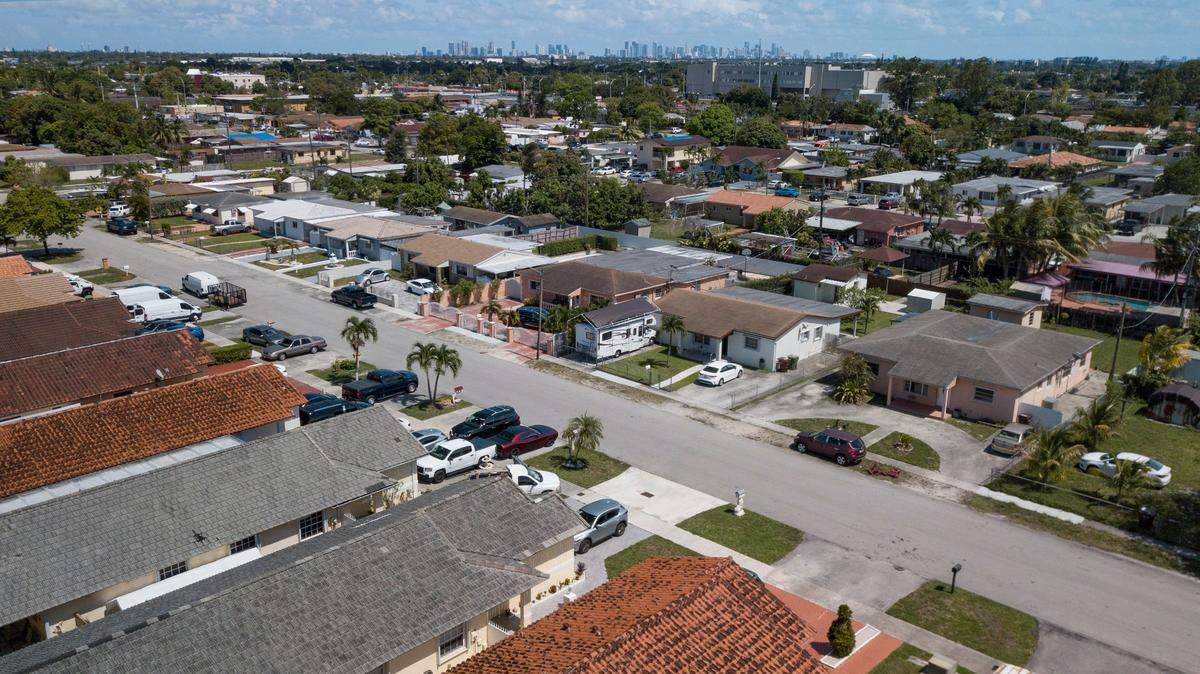 Un vecindario típico de Hialeah con el horizonte de la ciudad de Miami visto el sábado 16 de mayo de 2021.