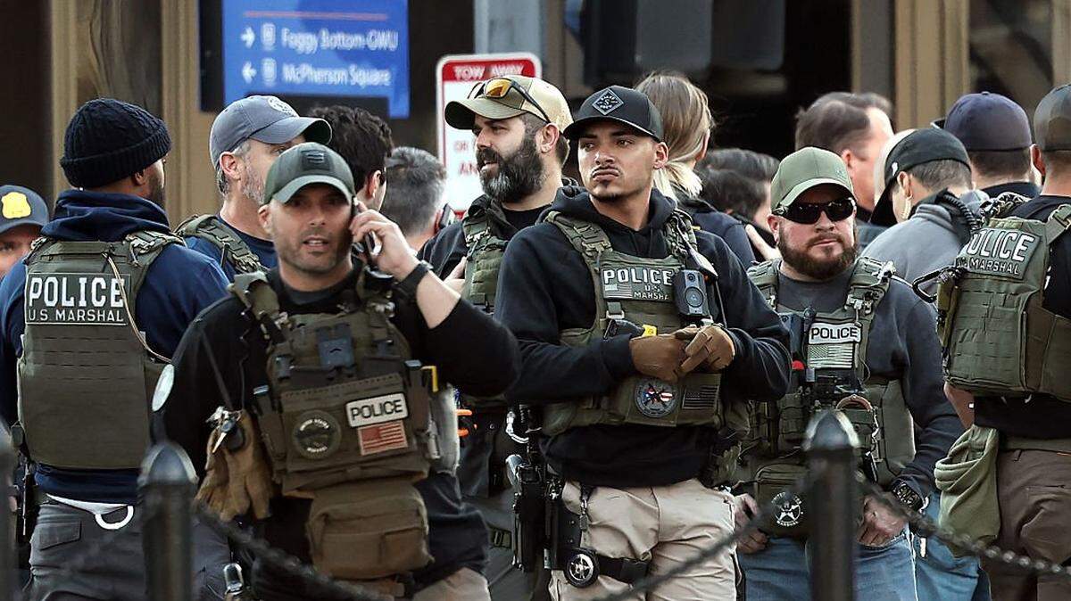 Agentes policiales y soldados de la Guardia Nacional responden a un tiroteo cerca de la Casa Blanca el miércoles 26 de noviembre de 2025, en Washington., D.C. 

