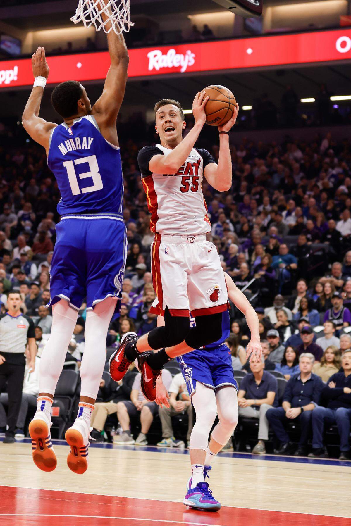 El jugador del Heat de Miami Duncan Robinson trata de pasar la pelota ante la marca de Keegan Murray, de los Kings, en el partido celebrado el 26 de febrero de 2024 en Sacramento.