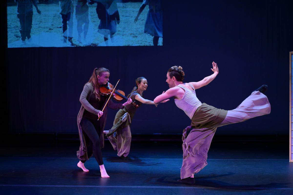 Sandi Stock y Sun Young Park, bailarinas de Karen Peterson Dancers, y la violinista Polina Mahova, en “In the Blink of an Eye”, de Karen Peterson, una obra creada en colaboración con los bailarines. 