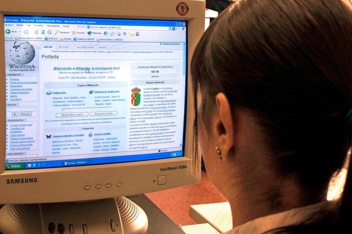 Wikipedia utiliza y ha dado fama a la ‘tecnología wiki’, una programación informática para crear contenido de forma colaborativa en la web, que posibilita revisar, editar y modificar la información de forma fácil y automática.