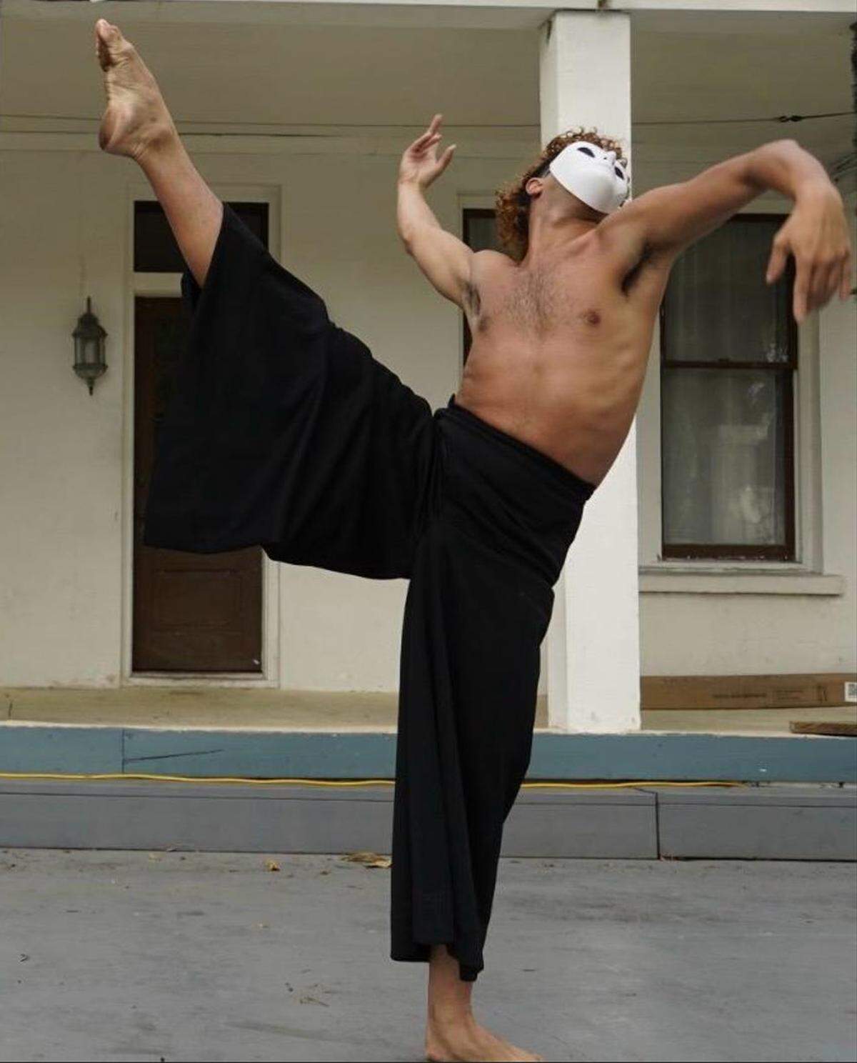 El bailarín Natanael Leal durante un ensayo de su interpretación de Iroko, el poderoso orisha asociado a la ceiba en las religiones afrobrasileñas y afrocubanas. 