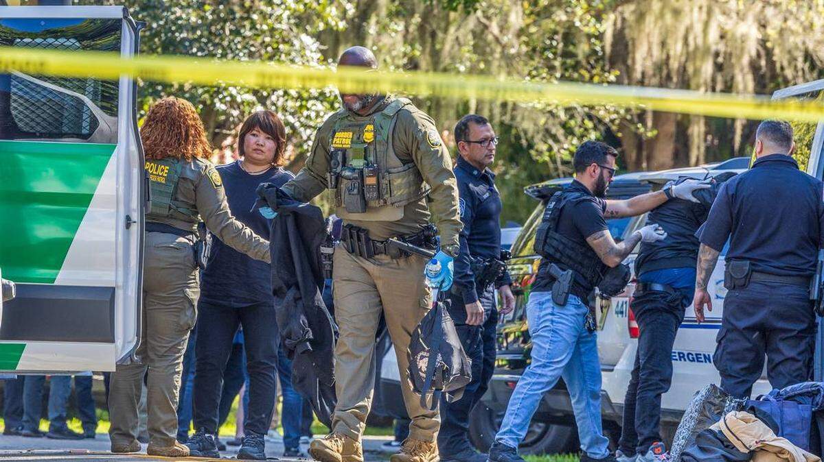 La policía detuvo las dos camionetas y encontró a 26 migrantes chinos.