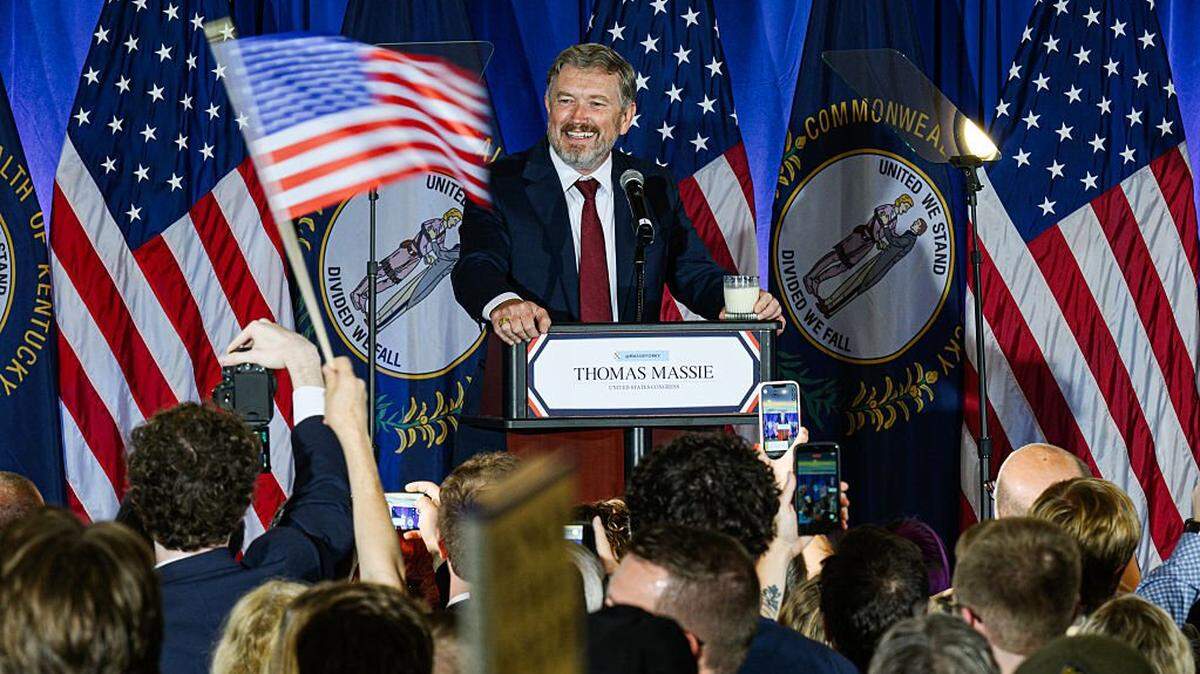 El representante Thomas Massie pronuncia su discurso de concesión el 19 de mayo de 2026 en Hebron, Kentucky. Massie, quien ha representado al 4.º Distrito Congresional de Kentucky desde 2012, reconoció su derrota tras la contienda de primarias para la Cámara de Representantes más costosa en la historia de Estados Unidos, frente al candidato Ed Gallrein, quien contaba con el respaldo de Trump.
