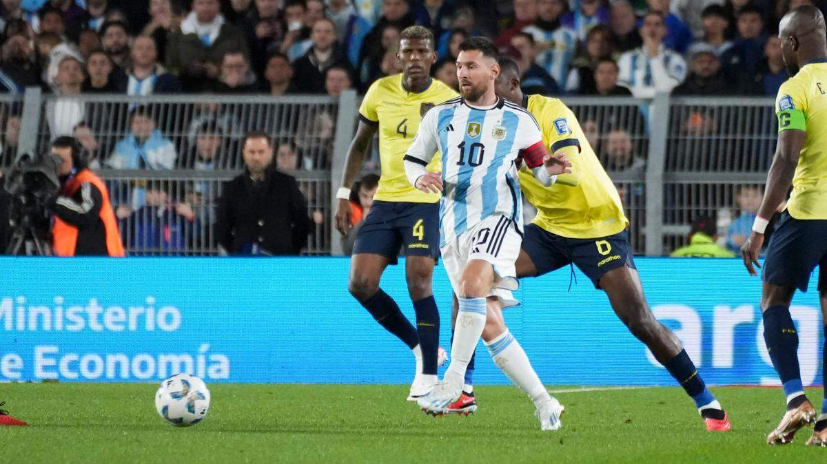  A pesar de una dolencia muscular que lo tiene a maltraer en el último tiempo, el astro Lionel Messi lidera la convocatoria del último campeón Argentina para los duelos ante Paraguay y Perú por las eliminatorias sudamericanas al Mundial de 2026.