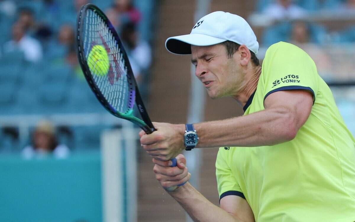 El polaco Hubert Hurkacz se impuso 7-6 (7) y 6-3 en dos horas y dos minutos de partido al favorito ruso Daniil Medvedev y avanzó a semifinales del Miami Open, el jueves 31 de marzo de 2022 en el Hard Rock Stadium en Miami Gardens, Florida.