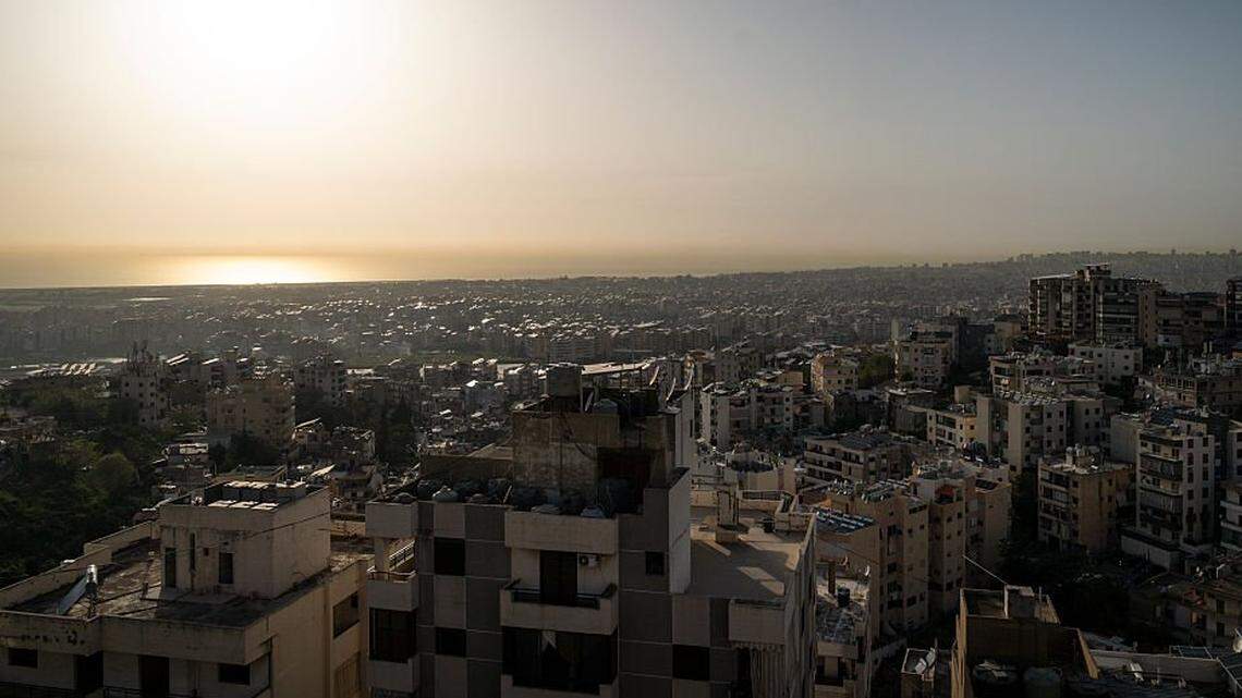 La capital libanesa es vista desde un mirador después de que el presidente estadounidense, Donald Trump, anunciara un alto el fuego entre Israel y el Líbano que entraría en vigor a la medianoche, hora local, del 16 de abril de 2026 en Beirut, Líbano. El comunicado no hizo mención alguna a Hezbolá —el grupo militante que ha sido el supuesto objetivo de la guerra de Israel en la zona—; no obstante, un alto legislador del grupo afirmó que este había sido informado sobre un alto el fuego de corta duración.