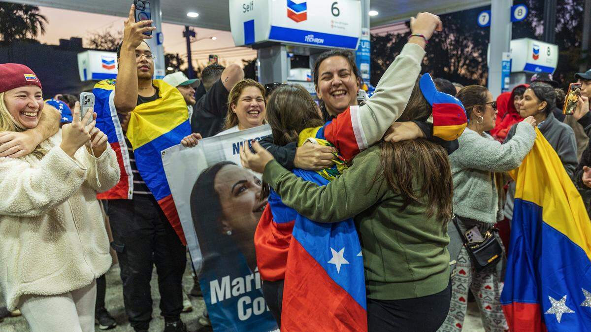 Exiliados venezolanos que viven en el sur de Florida celebran en Doral, Florida, después de que Estados Unidos atacara Venezuela y capturara al líder venezolano Nicolás Maduro, el 3 de enero de 2026.