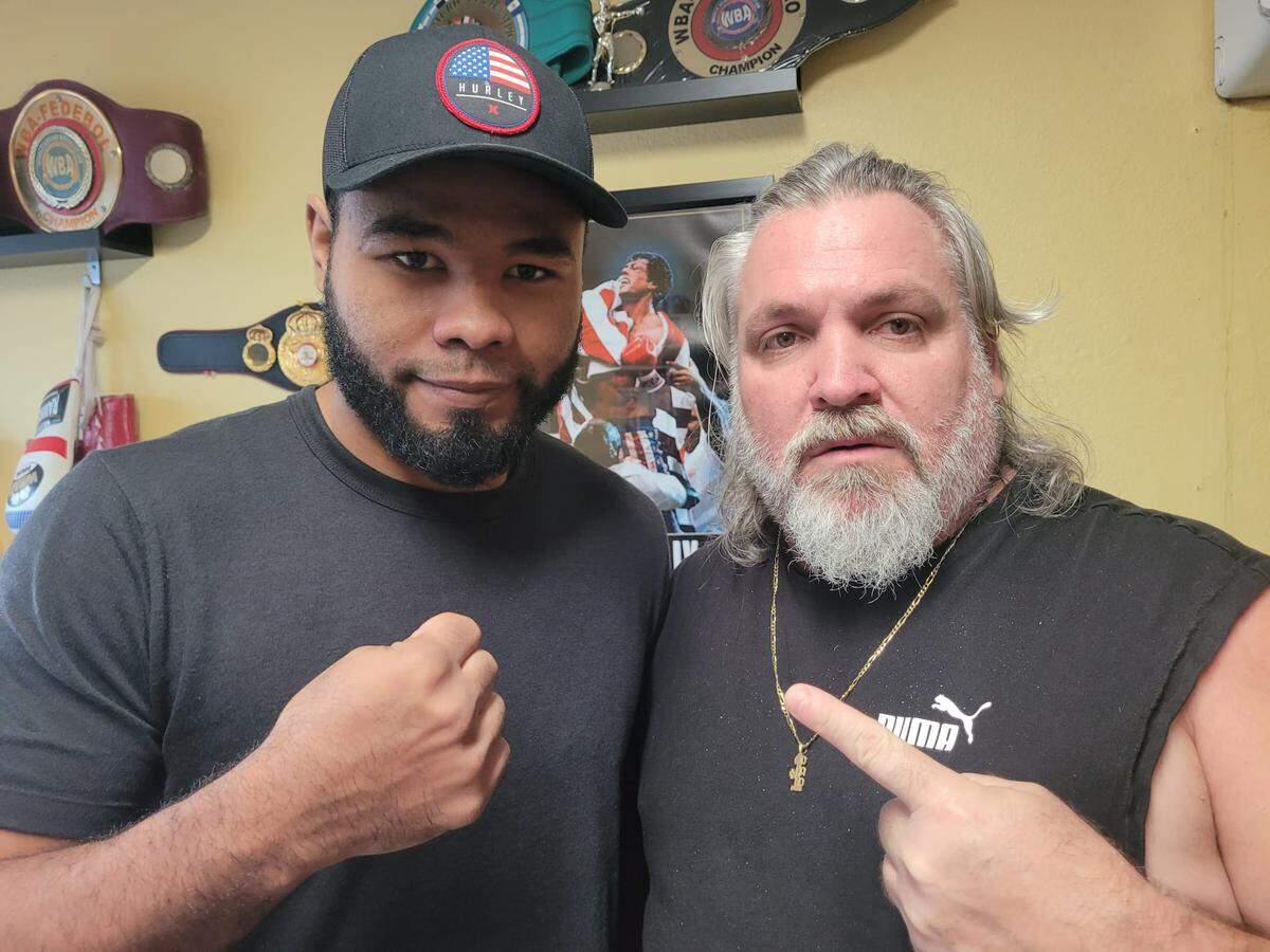 Carlos Frómeta y el profesor Osmiri Fernández en su gimnasio de Miami.