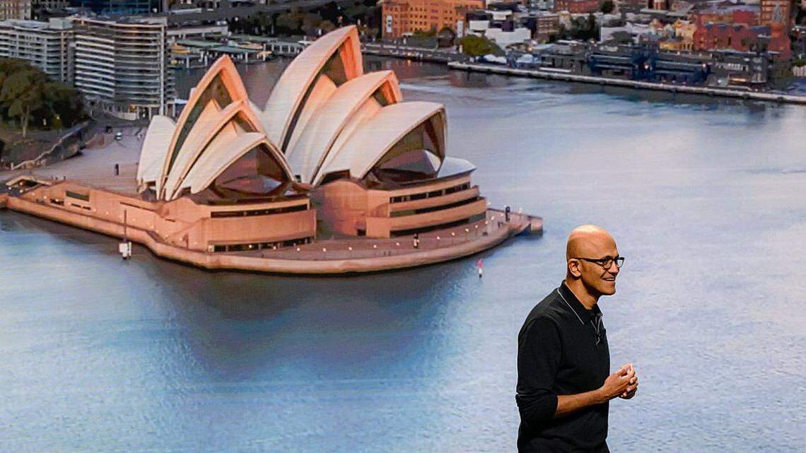 Satya Nadella, presidente y director ejecutivo de Microsoft, interviene en el escenario durante el Microsoft AI Tour en el TikTok Entertainment Centre el 23 de abril de 2026, en Sídney, Australia. Nadella, en su primera visita a Australia desde 2019, se dirigió a líderes empresariales, desarrolladores y representantes gubernamentales en el Microsoft AI Tour en Sídney el 23 de abril, esbozando una visión para que Australia se convierta en un centro neurálgico para la innovación en IA, en lugar de ser simplemente un mercado de consumo para los productos de Microsoft.