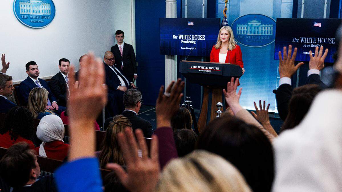 Periodistas levantan la mano para hacer preguntas a la secretaria de Prensa de la Casa Blanca, Karoline Leavitt, el martes 25 de febrero de 2025, en Washington, D.C.