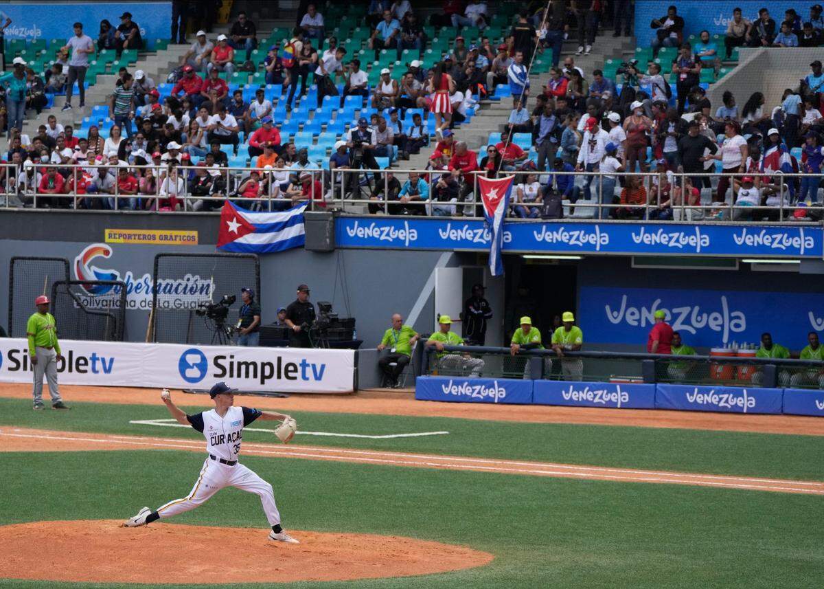 El pitcher de Curazao Cody Mincey lanza ante Cuba en el partido de la Serie del Caribe celebrado el 2 de febrero de 2023 en La Guaira, Venezuela.
