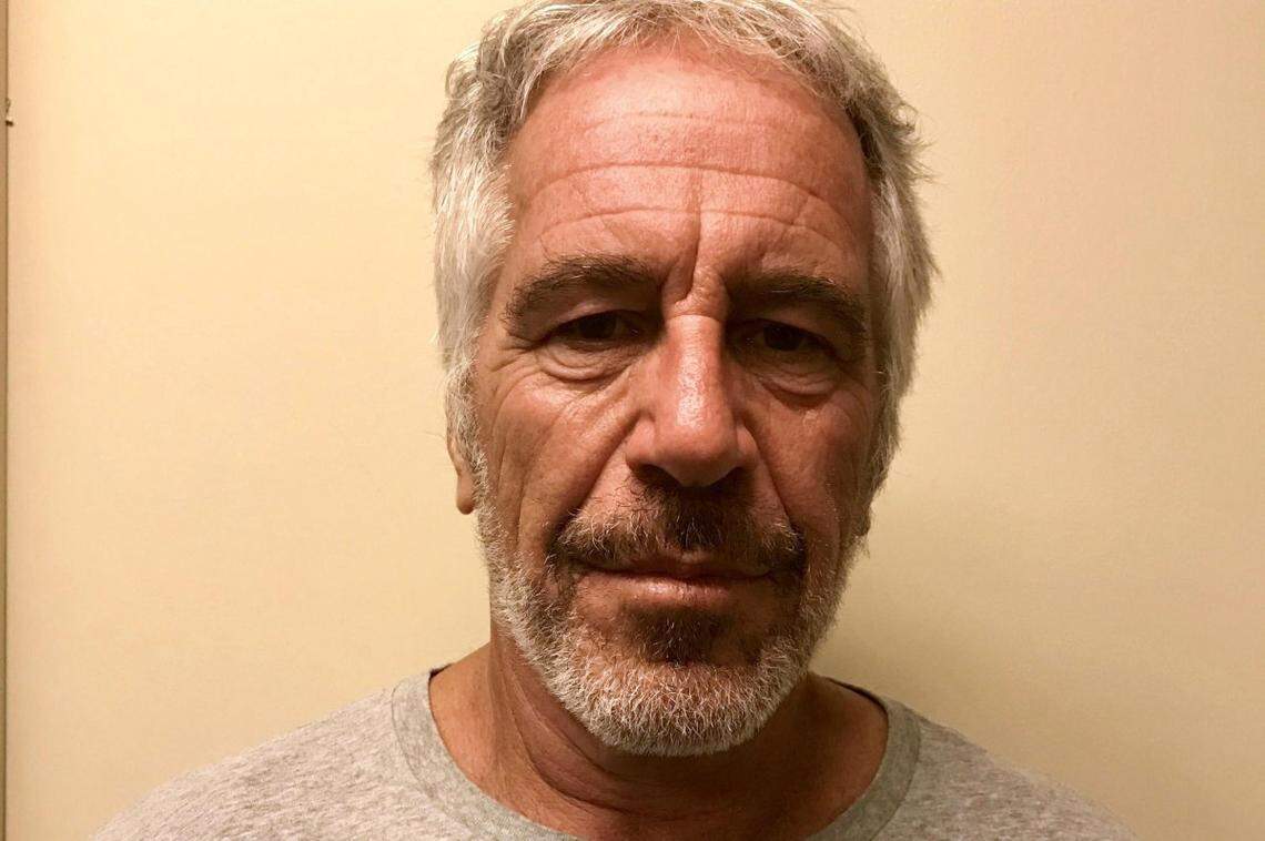 Años después de la condena y muerte del delincuente sexual Jeffrey Epstein, la publicación de los archivos de la investigación en su contra por parte del Departamento de Justicia, bajo la dirección del Congreso, está teniendo consecuencias para algunos de sus asociados. Foto de archivo cortesía de la División de Justicia Penal del Estado de Nueva York. (EPA-EFE).