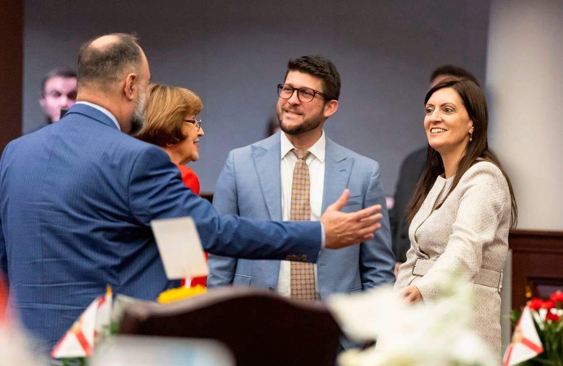 El fiscal general de la Florida, James Uthmeier, y la ex vicegobernadora, Jeanette Nuñez, asisten al primer día de la sesión legislativa en Tallahassee.