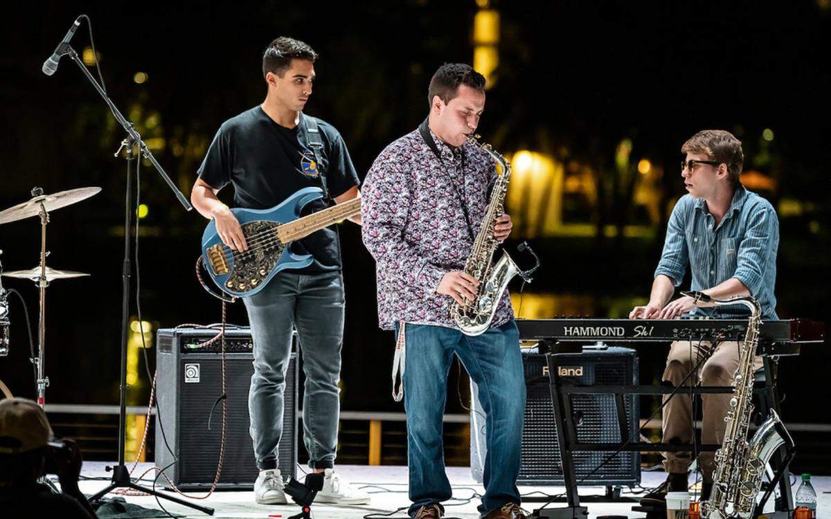 Música en McBride Plaza con M3LOMANIA (Trío vocal acústico) en Miracle Mile, Coral Gables.