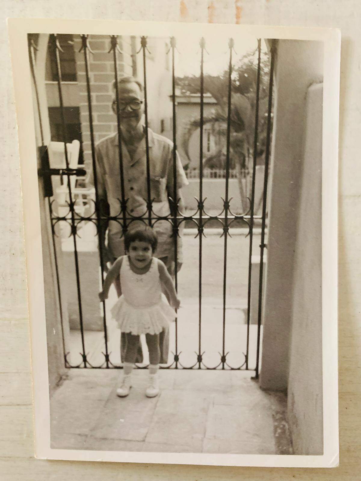 La niña Janet en Cuba, con su abuelo Manolo, quien antes de la llegada del castrismo fue dueño de varias bodegas y dulcerías en la isla, entre ellas La Favorita, en Artemisa, donde vendía licores finos. La historia de Manolo también inspiró a Díaz Bonilla para crear el ron La Marielita.