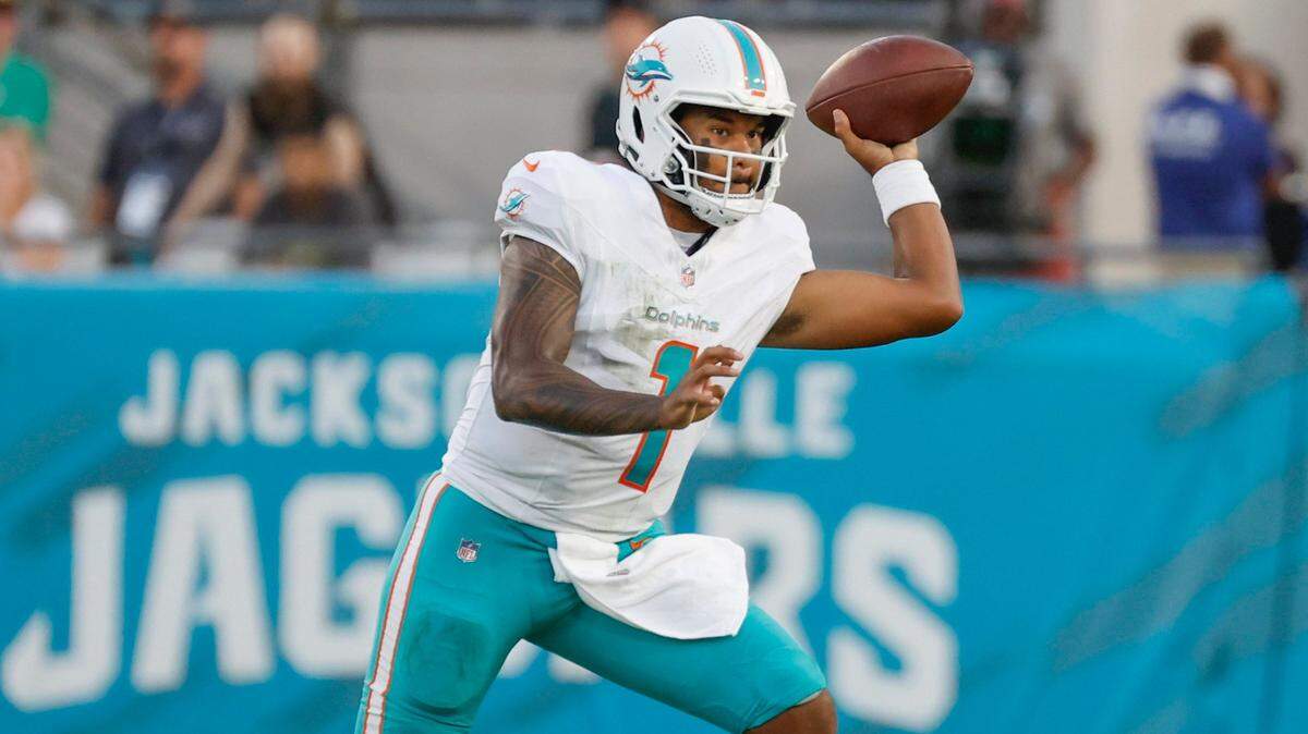 El quarterback de los Dolphins Tua Tagovailoa pasa el ovoide en un partido de pretemporada ante los Jaguars, celebrado el 26 de agosto de 2023 en Jacksonville.