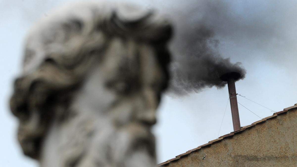 Foto de archivo: humo negro sale de la chimenea de la Capilla Sixtina el 13 de marzo de 2013, en la mañana del segundo día del cónclave. 