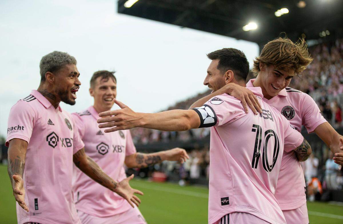 El delantero del Inter Miami Lionel Messi (#10) celebra con sus compañeros de equipo Benjamín Cremaschi (der.), Josef Martínez (izq.) y Robert Taylor tras anotar un gol ante Atlanta United, en el partido de la Leagues Cup celebrado el 25 de julio de 2023 en Fort Lauderdale, Florida.