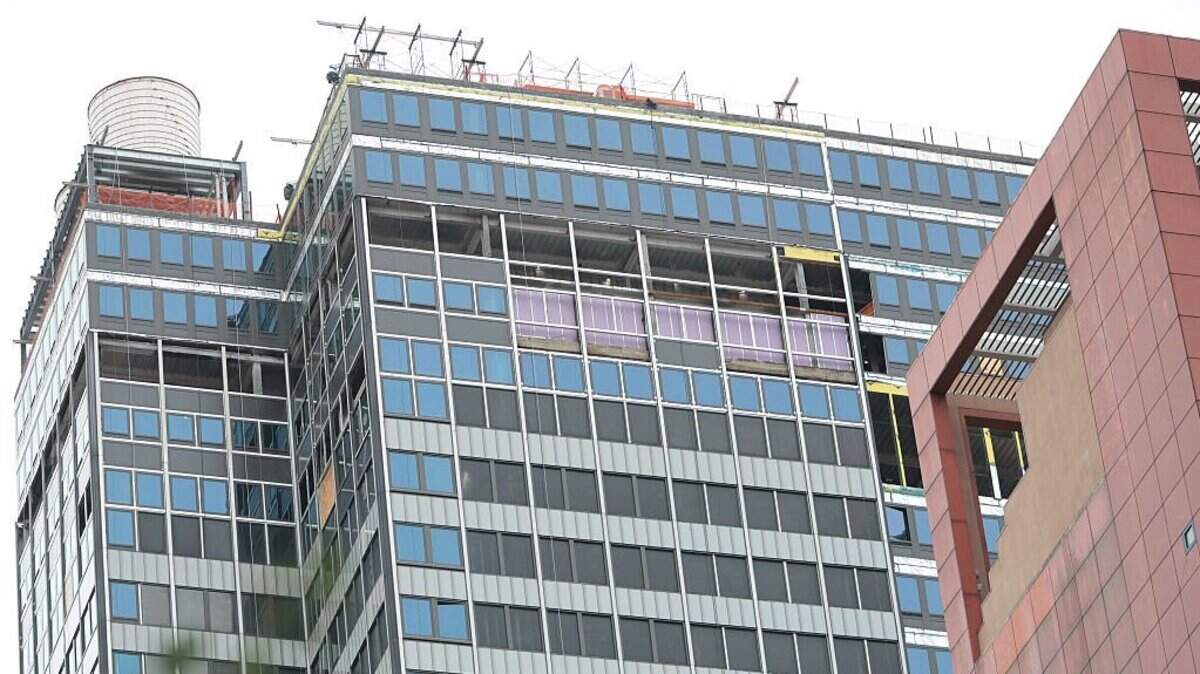 Según los registros del Departamento de Edificios, un gerente de seguridad informó que una viga de acero estaba comprometida en el piso 21 y el Departamento de Bomberos dijo que dos columnas de soporte dentro del edificio se estaban pandeando y varios pisos superiores estaban hundidos. El edificio en 235 E. 42nd Street aparece en la fotografía del martes 7 de julio de 2026 en la ciudad de Nueva York.