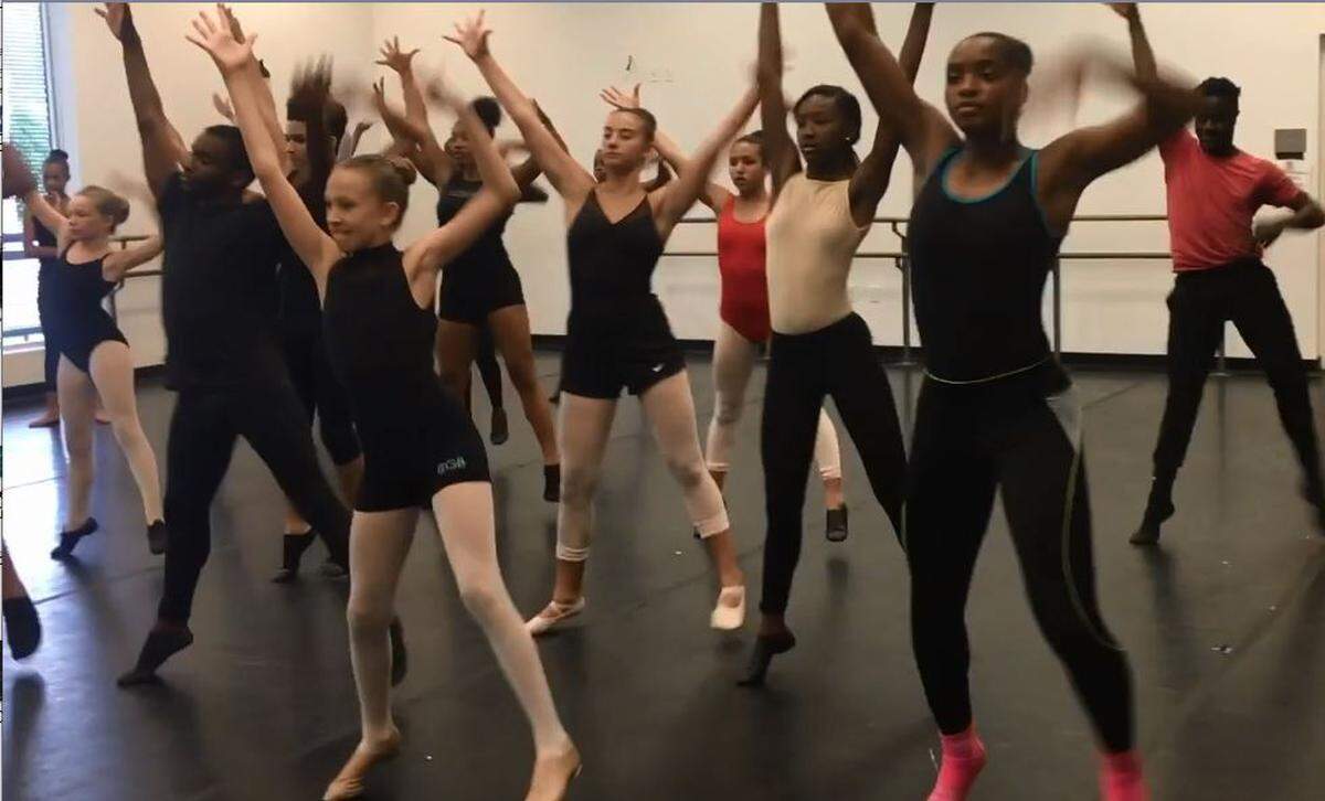 Intensivo de verano de danza mundial para estudiantes de 12 a 18 años, cuatro clases diarias: Ballet, Moderno, Jazz-Contemporáneo y Afro Haitiano.