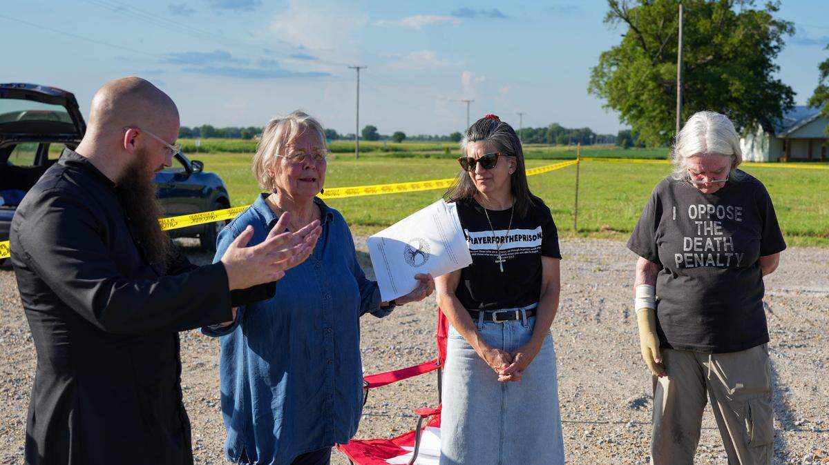 Un grupo de personas realizan una vigilia frente a la Penitenciaría Estatal de Mississippi el día de la ejecución de Richard Jordan, el 25 de junio de 2025.