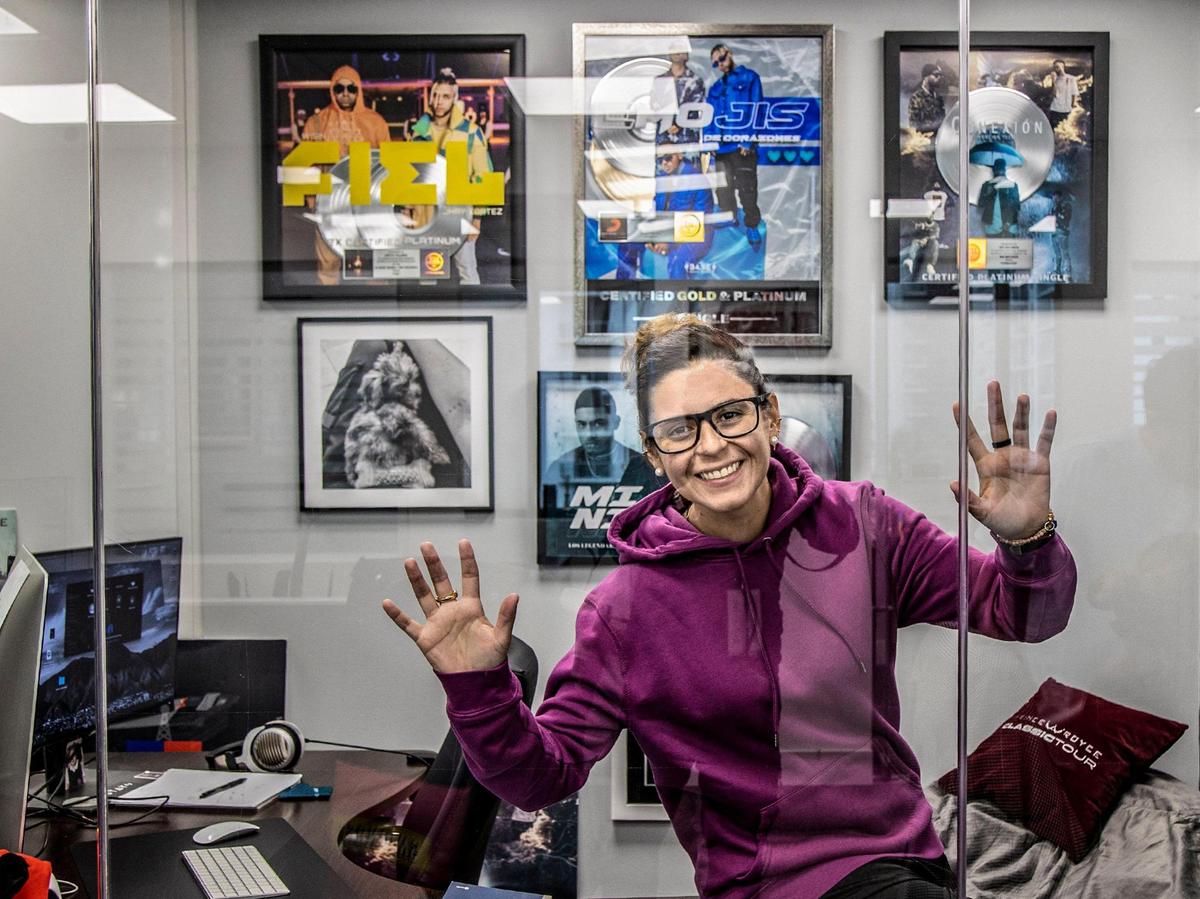Anita Tillero, Directora Creativa de WK Records posó en su oficina junto al estudio donde graba su podcast “The Kreator Behind”, en Miami, el miércoles 15 de marzo de 2023.