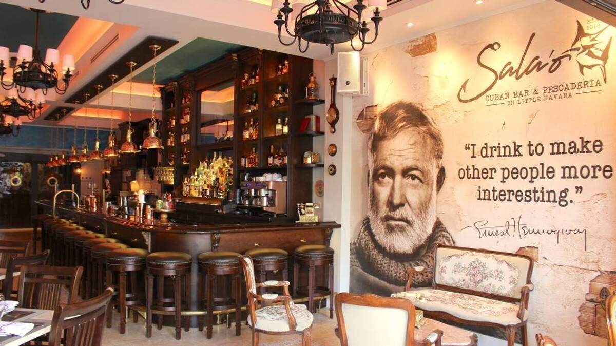 Mural de ERnest Hemingway en el nuevo restaurante Sala’o Cuban Bar & Pescadería