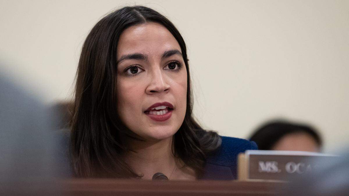 Alexandria Ocasio-Cortez (D-NY), miembro vice de rango, habla durante una mesa redonda sobre ética de la Corte Suprema organizada por los demócratas del Comité de Supervisión de la Cámara de Representantes, Washington, DC, 11 de junio de 2024. 