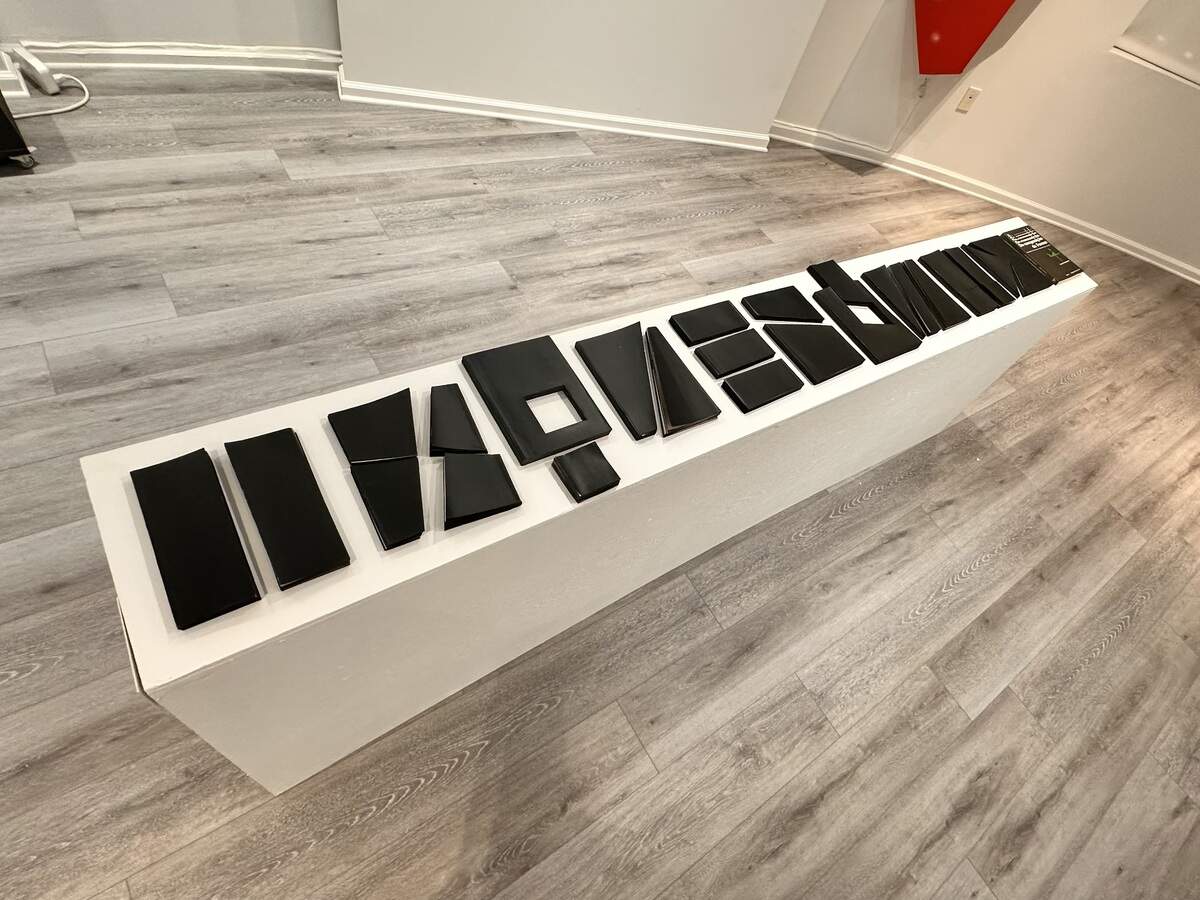 ‘Investment Cut / Corte de inversión’, 2018, de Carla Chaim. Tinta sobre libros recortados, dimensiones variables.