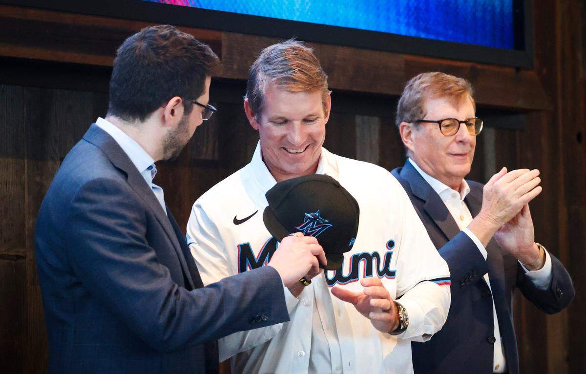 Clayton McCullough (centro) en su presentación como nuevo manager de los Marlins en el loanDepot park, el 18 de noviembre de 2024. A la derecha el propietario principal Bruce Sherman y el presidente de operaciones de béisbol Peter Bendix.