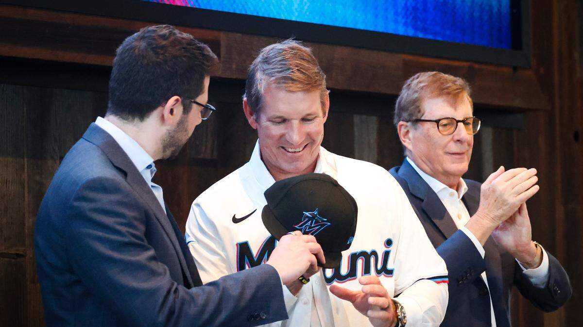Clayton McCullough (centro) en su presentación como nuevo manager de los Marlins en el loanDepot park, el 18 de noviembre de 2024. A la derecha el propietario principal Bruce Sherman y el presidente de operaciones de béisbol Peter Bendix.