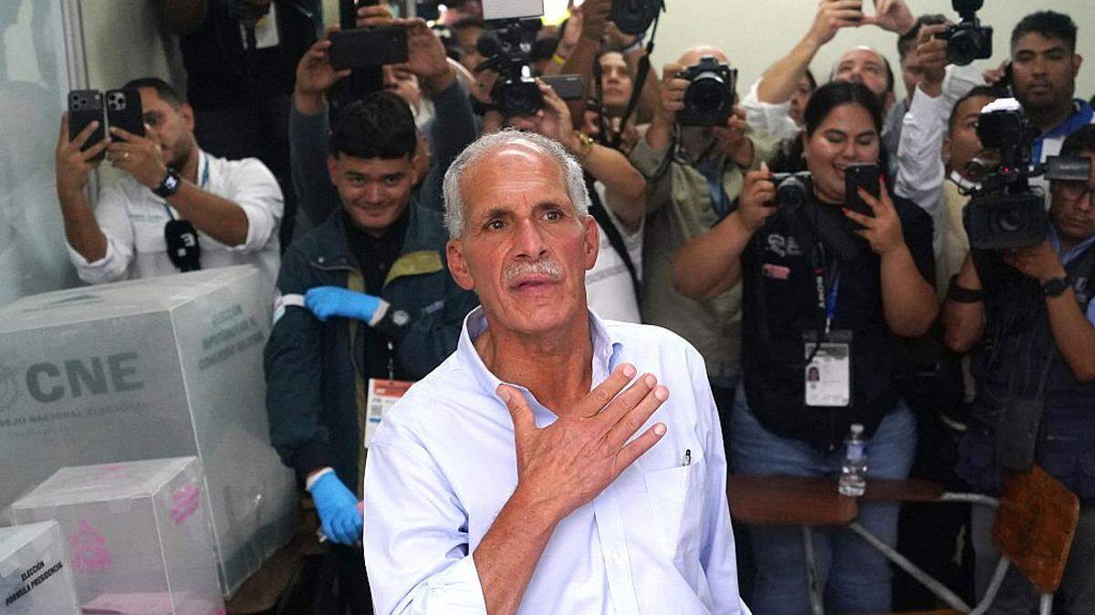 El candidato presidencial del Partido Nacional de Honduras, Nasry Asfura, hace un gesto mientras emite su voto en Tegucigalpa, el domingo 30 de noviembre de 2025.
