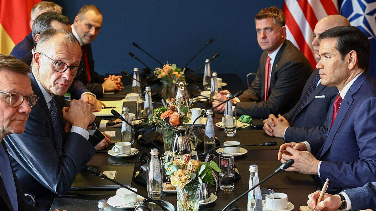 El canciller alemán, Friedrich Merz (segundo a la izquierda) y el secretario de Estado estadounidense, Marco Rubio (der.), sostuvieron una reunión bilateral en el marco de la Conferencia de Seguridad de Munich, Alemania, el 13 de febrero de 2026. 