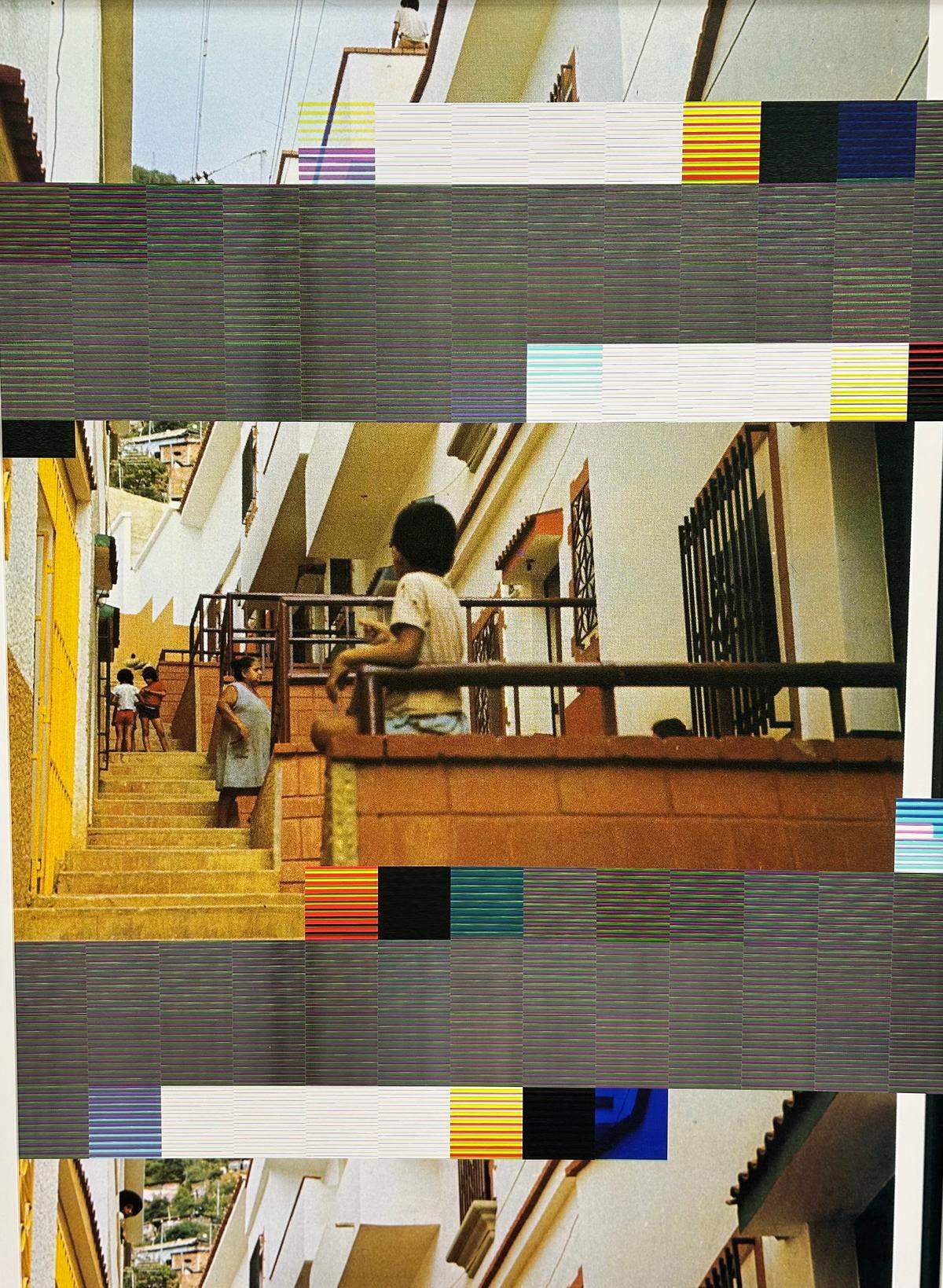 ‘Los Manolos. Plan Caracas N2, 1974-1976’, 2022, de Balteo—Yazbeck. Impresión de archivos digitales producidos por un scanner defectuoso, 111 x 152 cm. Edición 2/3 + 2AP.