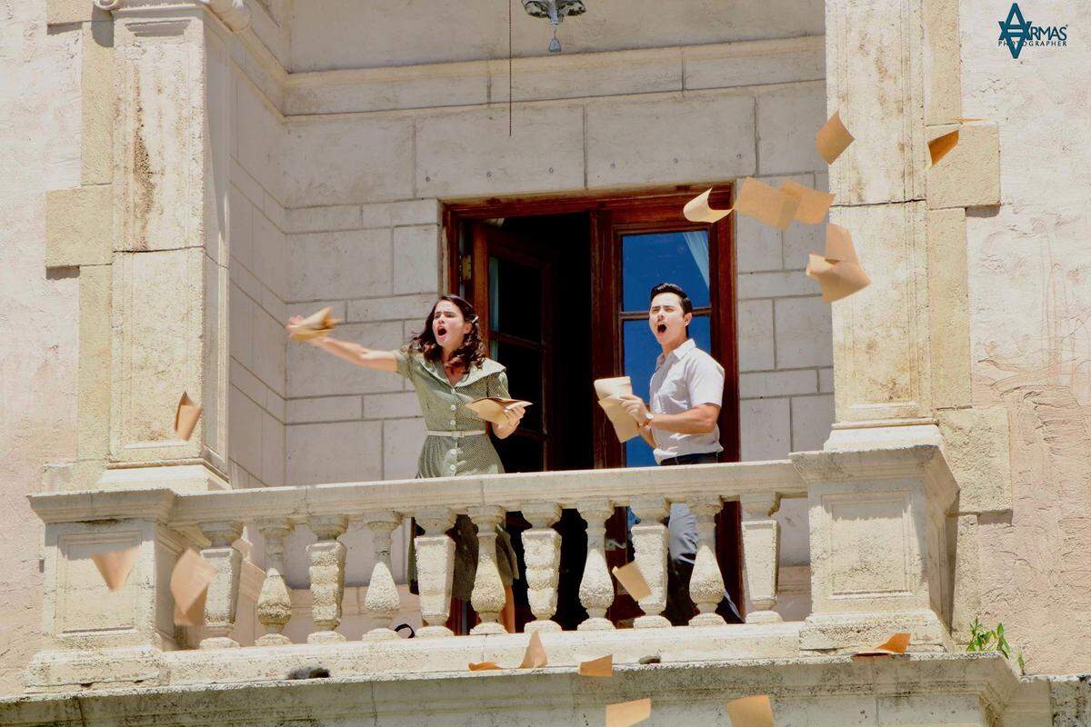 Claudia Tomás y Daniel Romero en una escena de ‘Plantadas’, que ofrece una proyección especial el 8 de septiembre en el Teatro Manuel Artime de La Pequeña Habana.