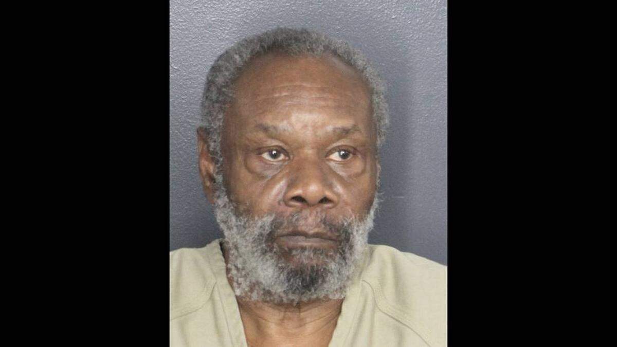 Horace Crawley, de 74 años, fue arrestado, acusado de no inscribirse como agresor sexual.