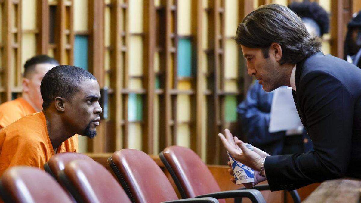 Julius Bernstein, a la izquierda, fue sentenciado a 45 años de prisión el viernes 23 de enero de 2026.