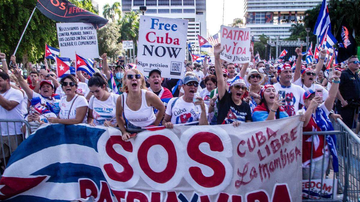 Miles de personas se reúnen en el Bayfront Park para hacer un llamado a la libertad de los tres países bajo la consigna “¡Todos unidos por Cuba, Venezuela y Nicaragua en una sola voz!”