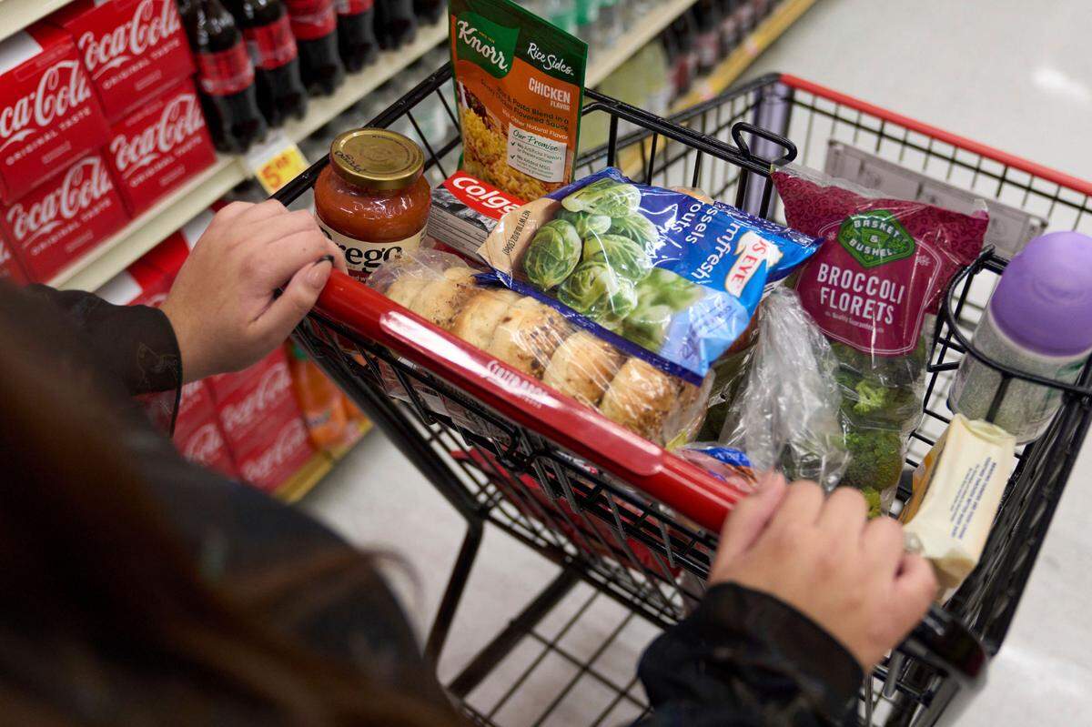 El programa SNAP de sellos de alimentos aumenta los beneficios para el año fiscal 2024 en octubre y estos pueden representar $34 más en el presupuesto de una familia de cuatro.
