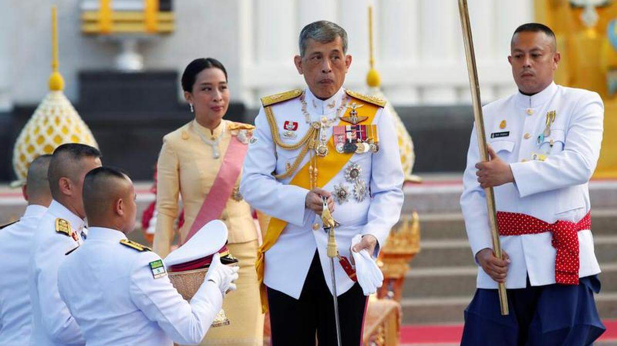 El rey tailandés Maha Vajiralongkorn Bodindradebayavarangkun (C) está acompañado por su hija, la princesa Bajrakitiyabha (Atrás), durante una ceremonia real para conmemorar el Día de la Memoria de Chakri en el Monumento del Rey Rama I en Bangkok, Tailandia, el 6 de abril de 2019. El Día de Chakri cae anualmente el 06 de abril a conmemorar el establecimiento de la dinastía Chakri por el rey Rama I en 1782. Las ceremonias de coronación elaboradas de tres días para el rey tailandés Maha Vajiralongkorn, también conocido como el rey Rama X, se llevarán a cabo del 4 al 6 de mayo de 2019. La coronación es una ceremonia formal para completar La adhesión del monarca al trono.