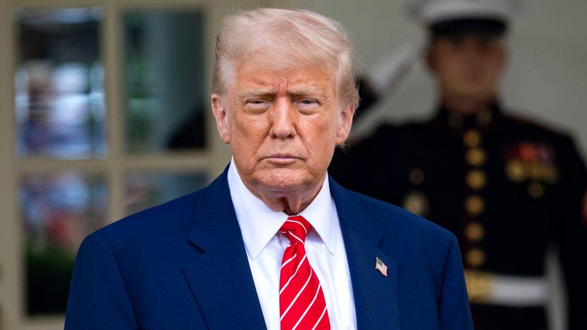 El gobierno de Trump redobla sus esfuerzos por promover la autodeportación entre los inmigrantes, extendiendo ahora su oferta de $1,000 a quienes perdieron el TPS.
