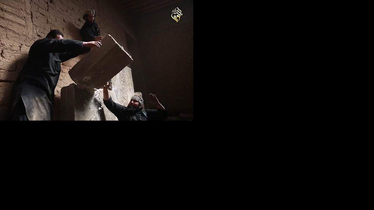 Miembros del grupo extremista Estado Islámico utilizaron mazos, martillos neumáticos, una excavadora y en última instancia explosivos para arrasar presuntamente las ruinas de la antigua ciudad asiria iraquí de Nimrud, que se remonta al siglo XIII a.C., según un video publicado en internet el 11 de abril de 2015.