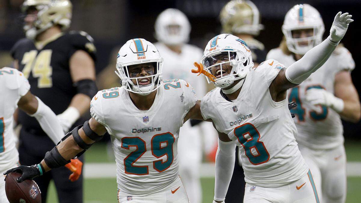 El jugador de los Dolphins Brandon Jones (#29) celebra con Jevon Holland #8 tras lograr una intercepción en el último cuarto del partido ante los Saints, el 27 de diciembre de 2021 en New Orleans.