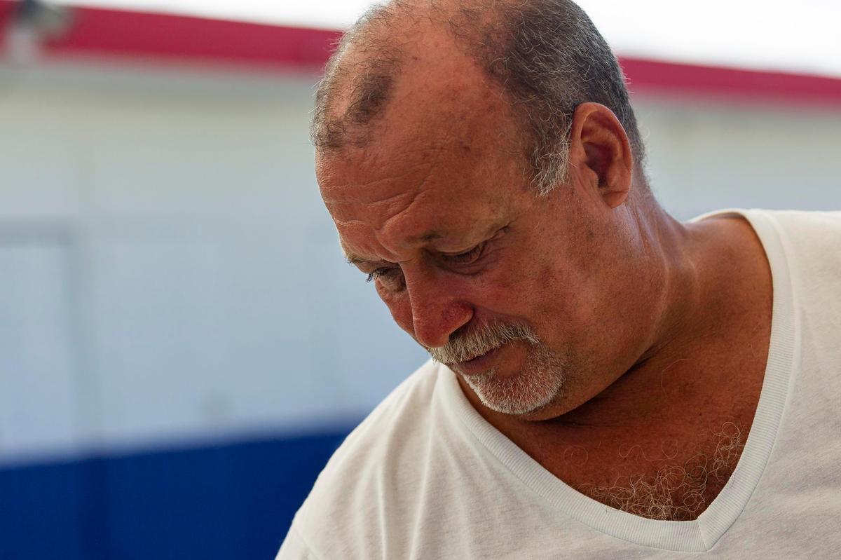 Antonio “Tony” Torres Torres, presidente de la asociación de pescadores de Punta Santiago, supervisa el café y mercado del grupo frente al mar. El grupo necesita 21 motores para poder reanudar el trabajo en sus embarcaciones.