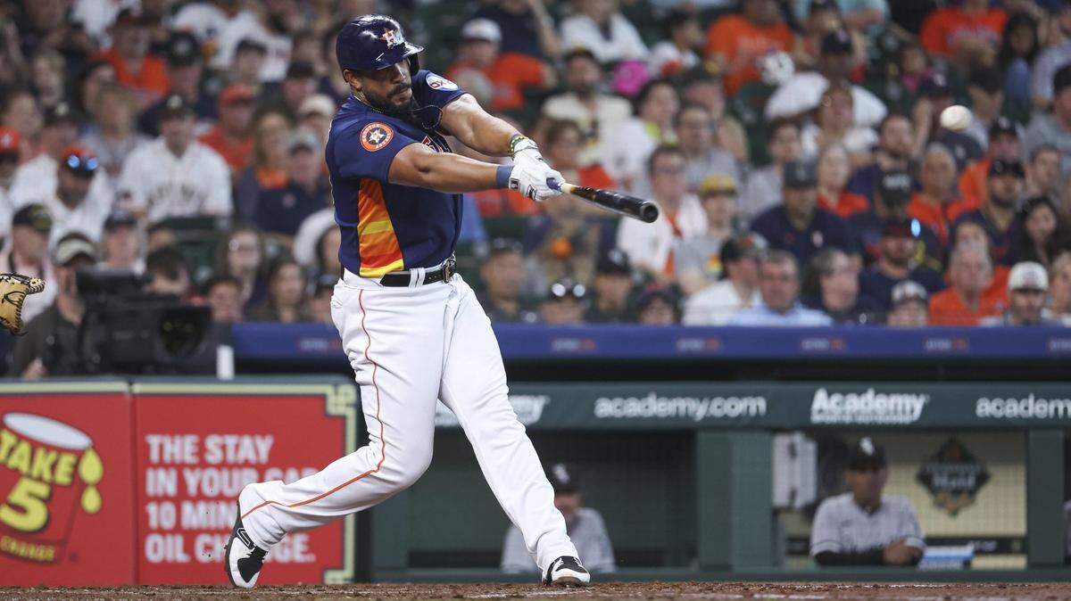 Foto de archivo. El inicialista cubano José Abreu se convirtió este domingo en el primer pelotero en la historia de la Astros de Houston en disparar hit en sus primeros 10 partidos con el equipo. 