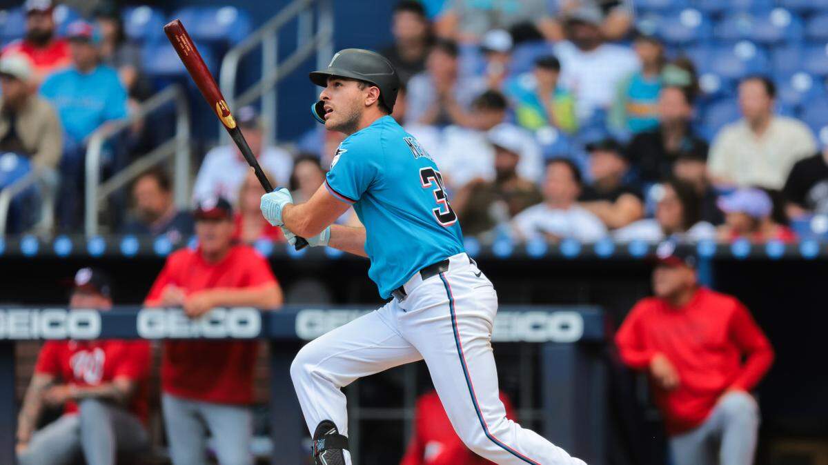 El bateador emergente de los Marlins Matt Mervis pega un jonrón de tres carreras en el séptimo inning del partido ante los Nacionales de Washington, celebrado el 13 de abril de 2025 en Miami.