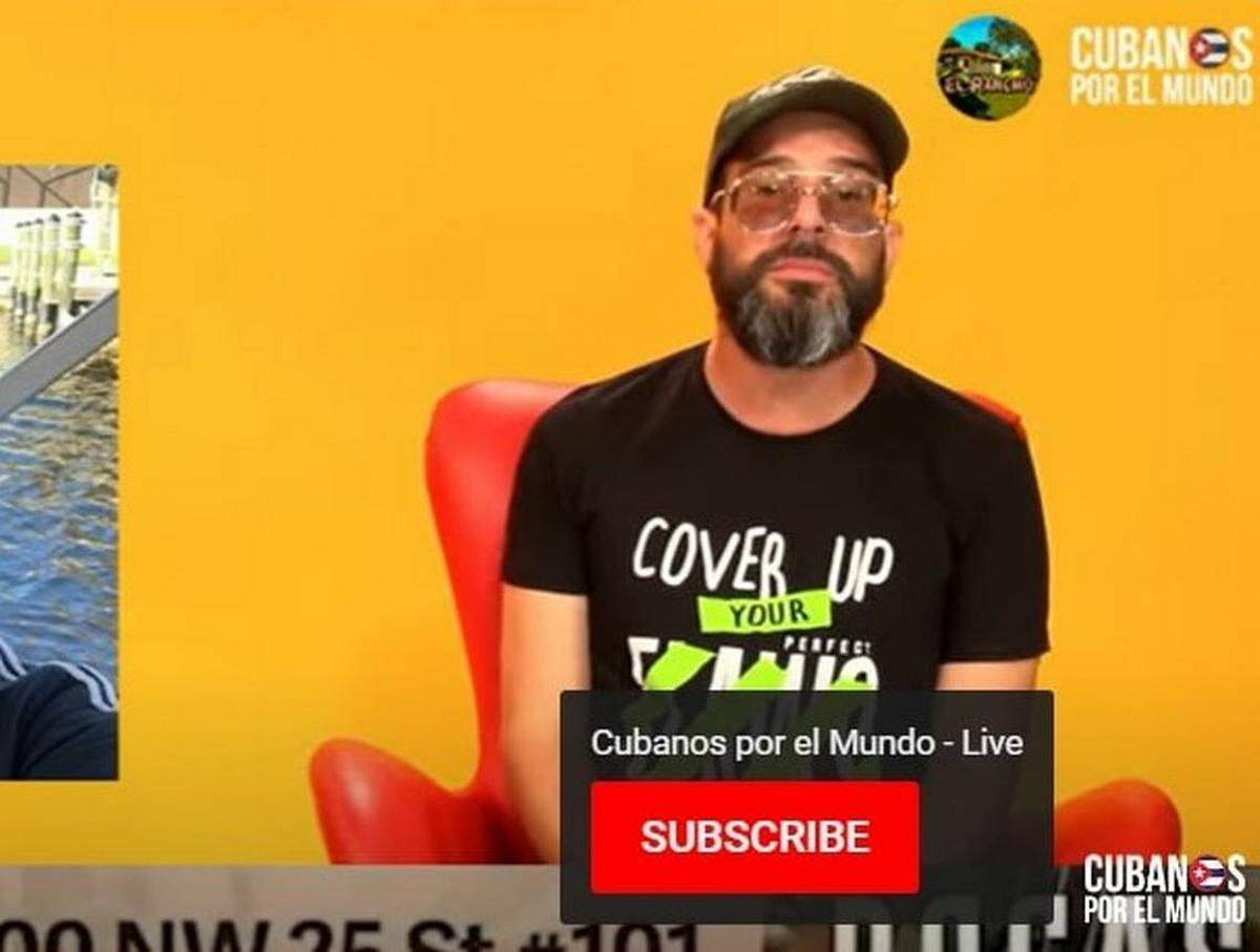 El anfitrión de YouTube, Alexander Otaola, en su programa de YouTube ¡Hola! Ota-Ola!