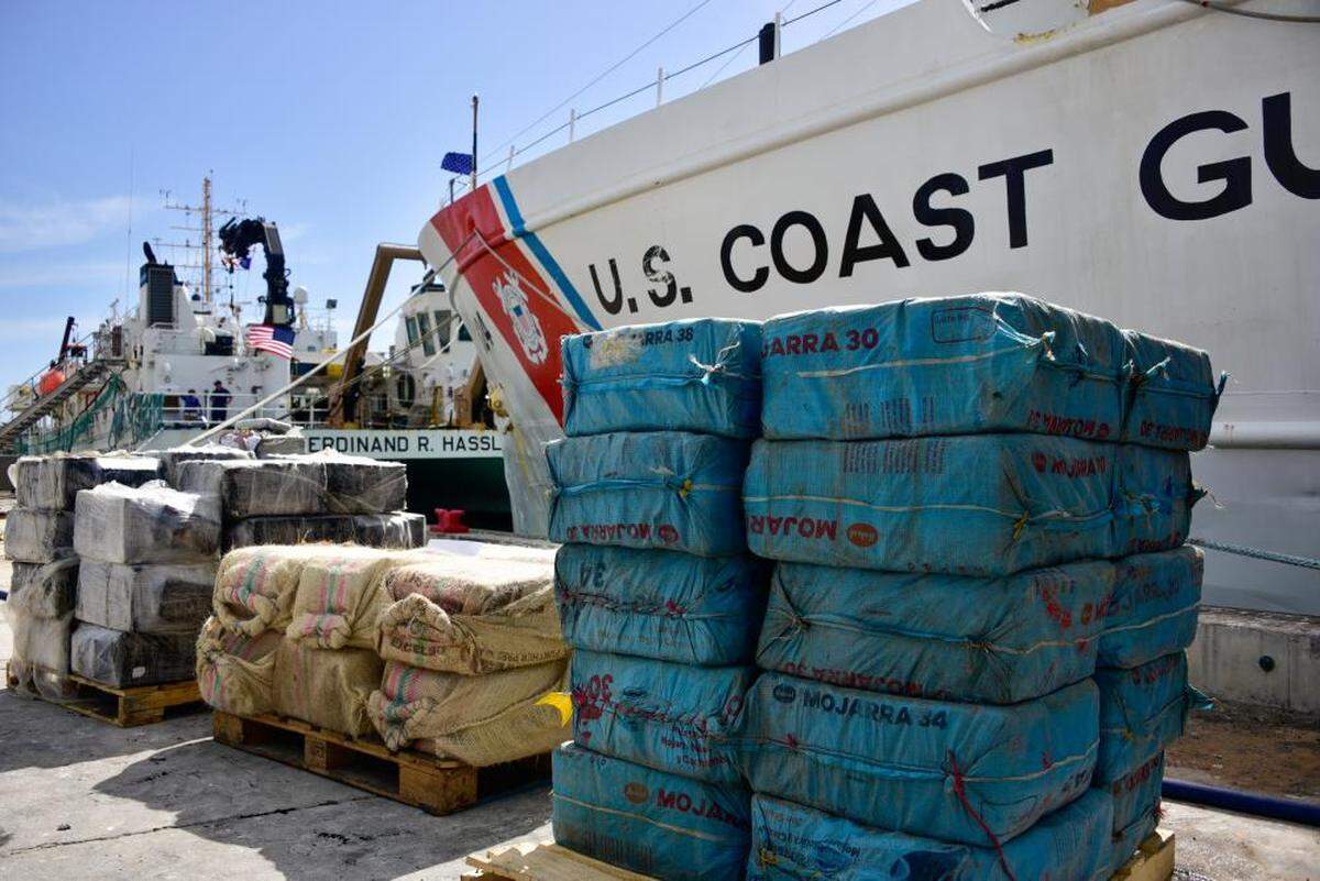 Guardacostas de Estados Unidos decomisaron cerca de 8,500 libras de cocaína durante operativos en el mar Caribe.